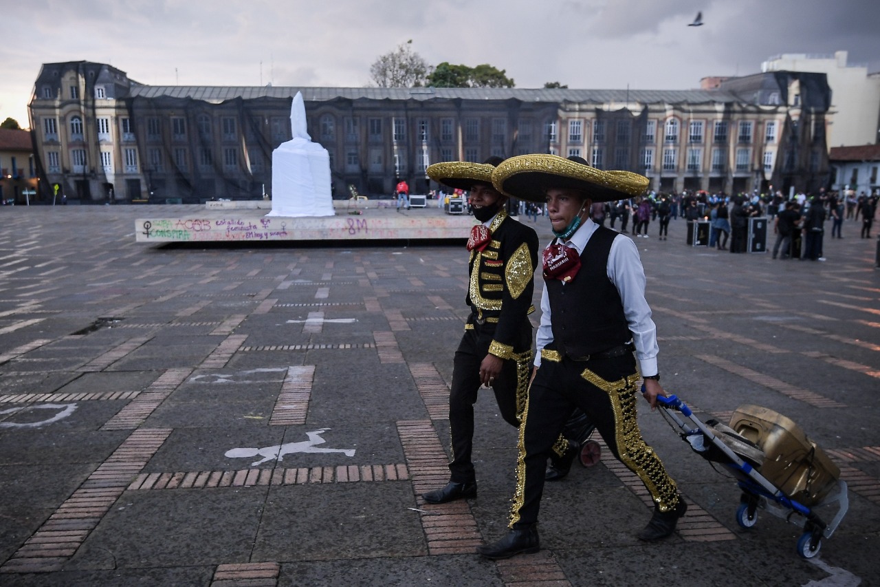 A la manifestación también asistieron mariachis que, junto a otras personas, vistieron de negro para expresar que se encontraban de luto por sus oficios.