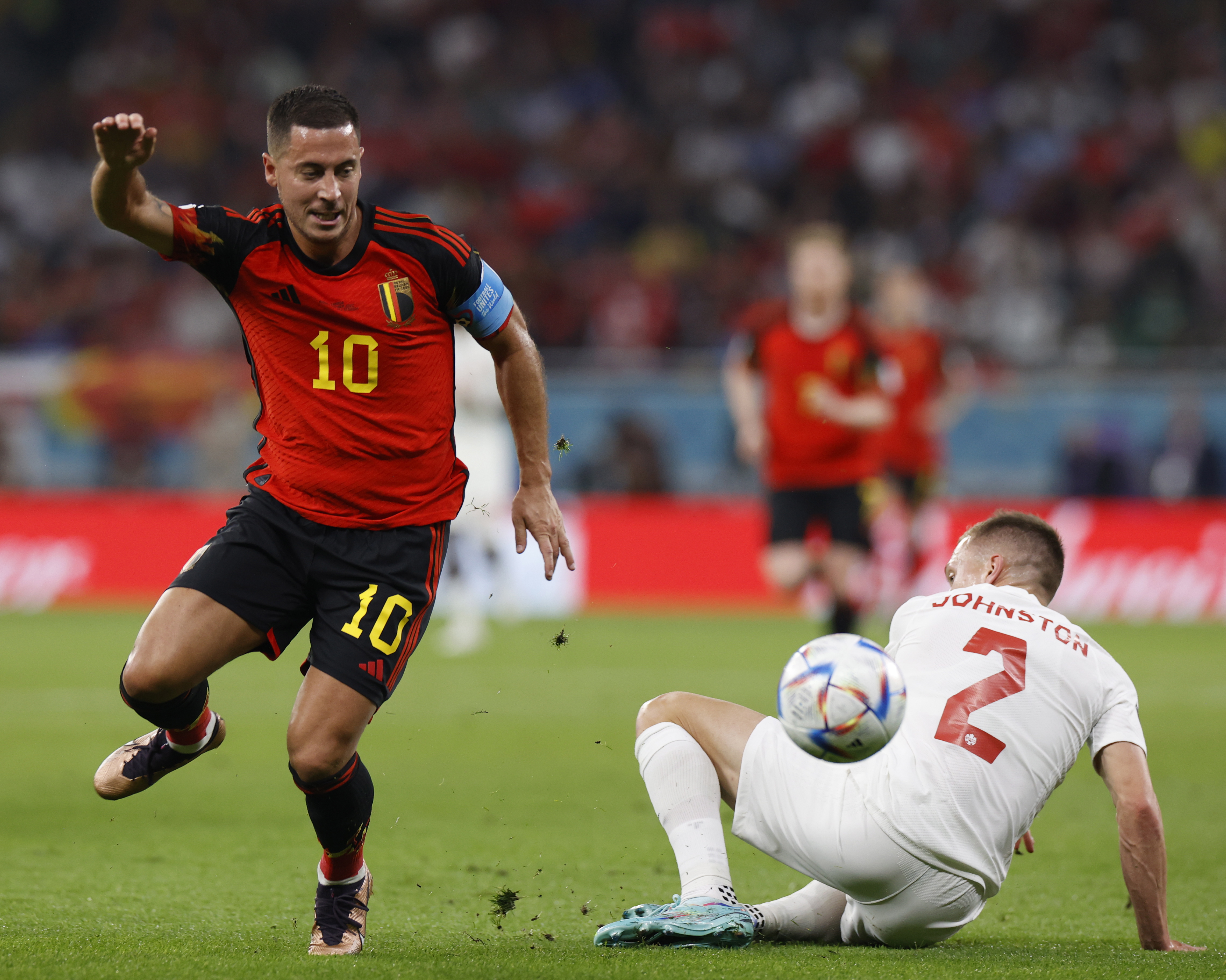 Doha (Qatar), 23/11/2022.- Eden Hazard of Belgium (L) in action against Alistair Johnston of Canada (R) during the FIFA World Cup 2022 group F soccer match between Belgium and Canada at Ahmad bin Ali Stadium in Doha, Qatar, 23 November 2022. (Mundial de Fútbol, Bélgica, Catar) EFE/EPA/Rungroj Yongrit