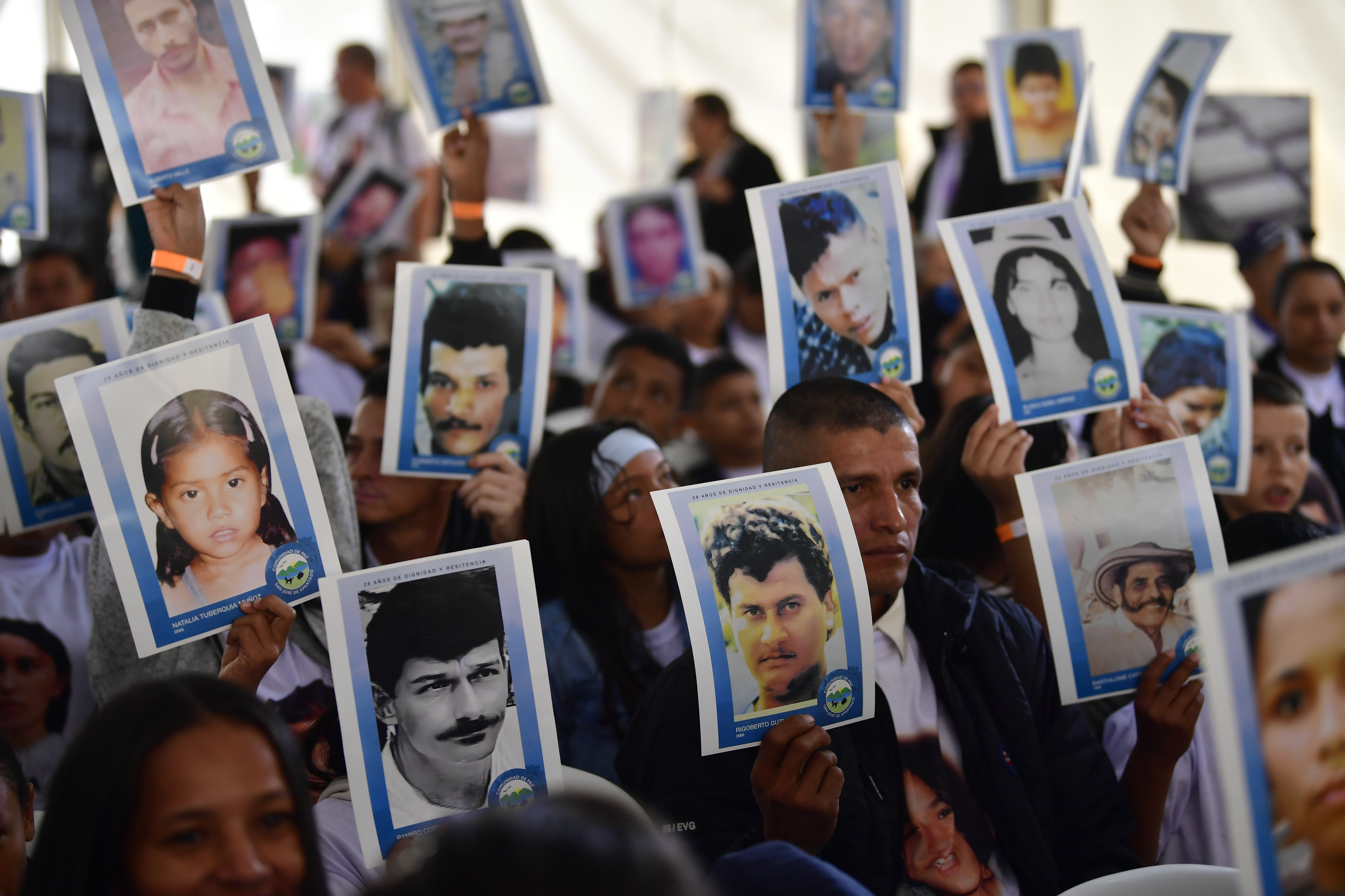 Acto de perdón por el Estado colombiano a la Comunidad de Paz de San José de Apartadó por las violaciones a los derechos humanos cometidas entre 1997 y 2007, la ceremonia realizada en la Plaza de Armas de la Casa de Nariño, tuvo participación de víctimas, familiares y sobrevivientes de la Comunidad