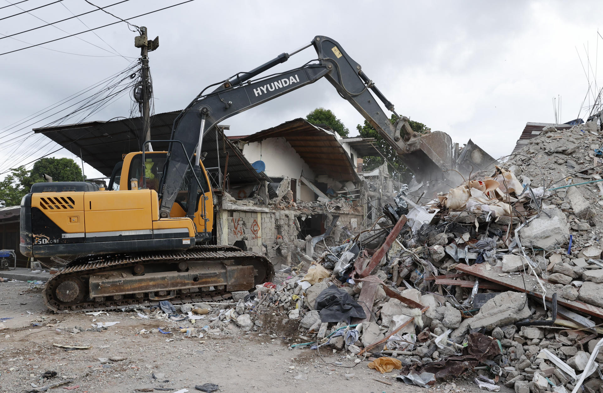 AME8708. QUIBDÓ (COLOMBIA), 13/08/2026.- Fotografía que muestra maquinaria removiendo escombros de una edificación afectada por el terremoto de magnitud 7,4 del pasado lunes, este miércoles en Quibdó (Colombia). En el Chocó, uno de los departamentos más pobres de Colombia, el terremoto de del pasado lunes agravó una crisis marcada por las deficiencias en salud, servicios públicos y atención estatal, lo que dificulta la respuesta a la emergencia y la atención de miles de damnificados. EFE/ Mauricio Dueñas Castañeda