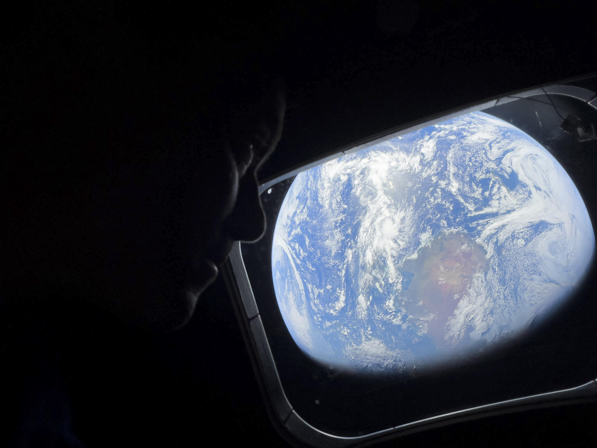 FOTODELDIA ESPACIO, 04/04/2026.- El comandante Reid Wiseman observa la Tierra mientras continúan adentrándose en el espacio hacia la Luna. La histórica misión Artemis II, que busca el primer regreso del ser humano a la Luna en más de cincuenta años, se encuentra casi a la mitad de su camino al comenzar su tercer día de trayectoria. EFE/ NASA **SOLO USO EDITORIAL/SOLO DISPONIBLE PARA ILUSTRAR LA NOTICIA QUE ACOMPAÑA (CRÉDITO OBLIGATORIO)***