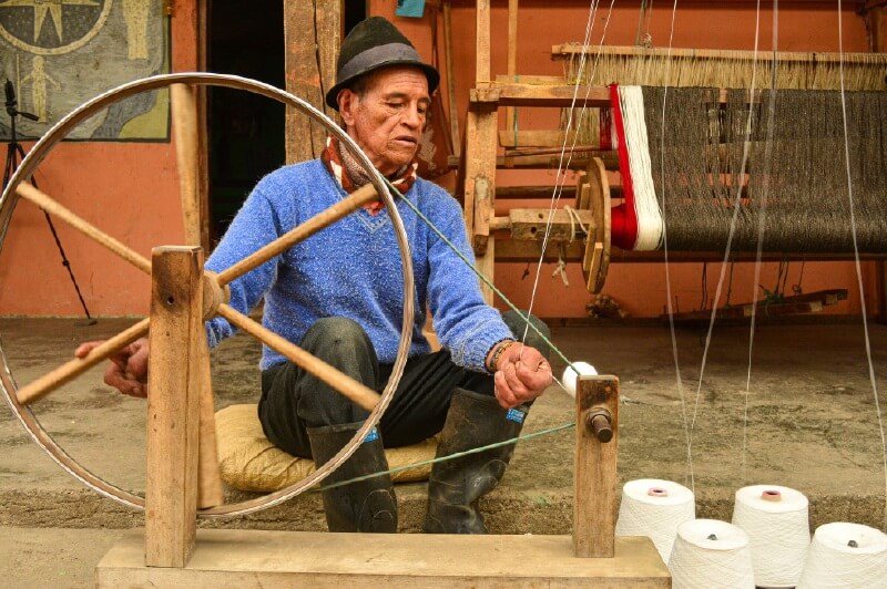 Este artesano de la comunidad indígena de Cumbal, Nariño, de la Asociación Asopicumbes, trabaja el oficio tradicional de telar vertical y horizontal. / Archivo Artesanías de Colombia