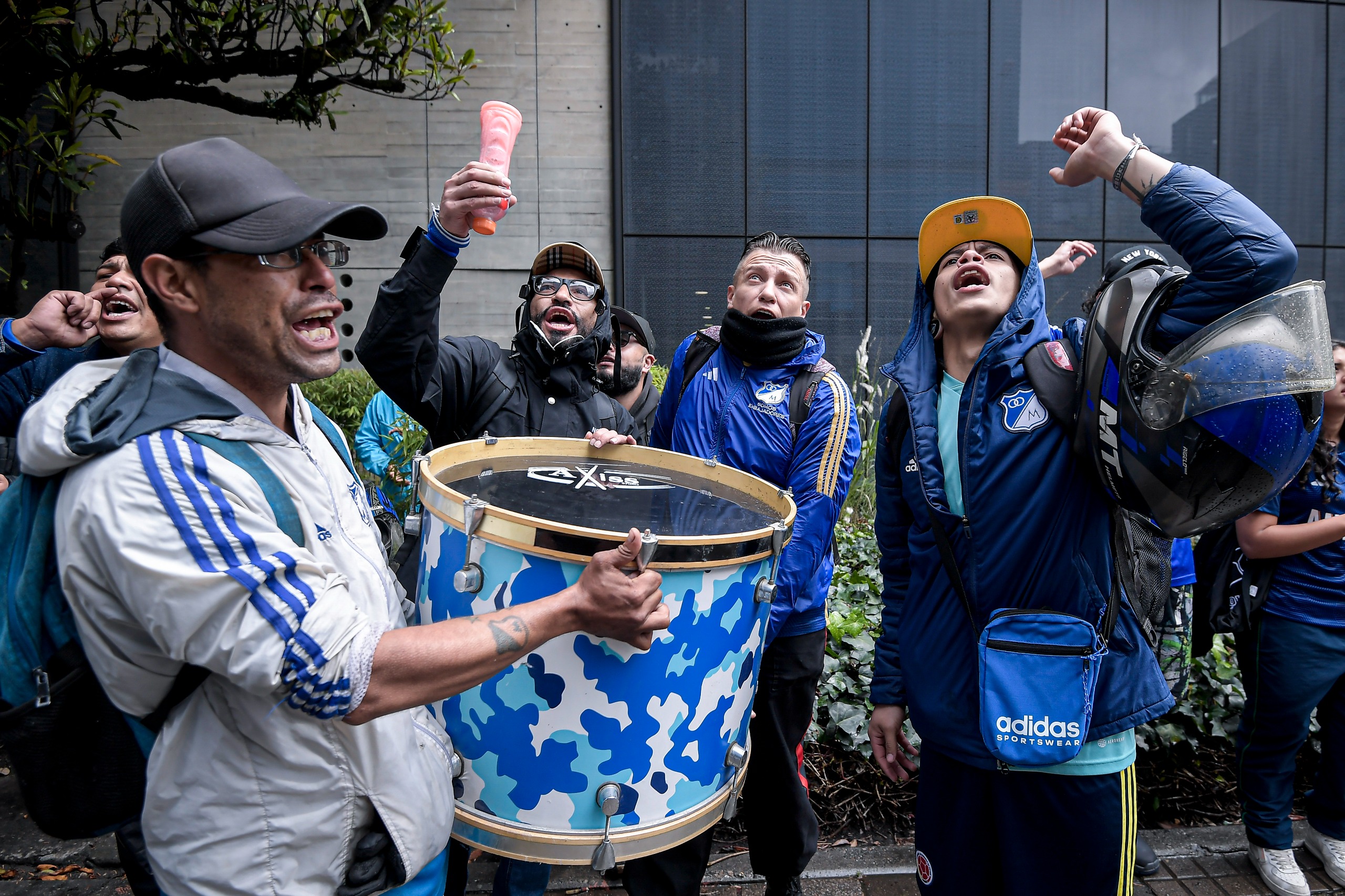 “Inviertan o vendan”: hinchas de Millonarios protestaron en las oficinas del club