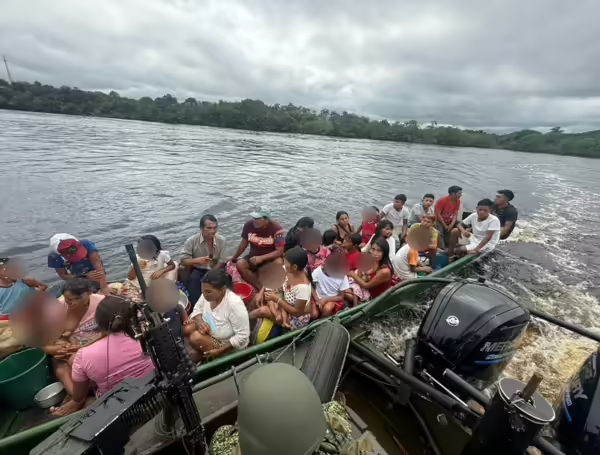 Rescataron a 44 indígenas que naufragaron en el río Guainía