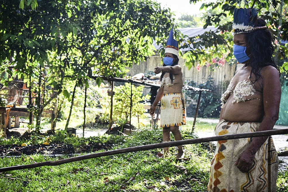 Comunidad indígena Huitoto, en la Amazonía Colombiana.AFPLa opción más viable: cerrar fronterasAnte el temor a la devastación que puede provocar el COVID-19 en las comunidades indígenas, muchos pueblos han decidido que la opción más viable para protegerse es restringir o cerrar sus propias fronteras con el fin de prevenir la transmisión del virus.