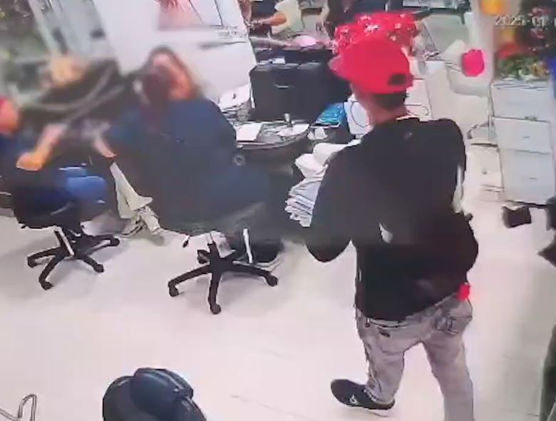Fingían vender bolsas de basura para robar celulares: uno tenía casa por cárcel