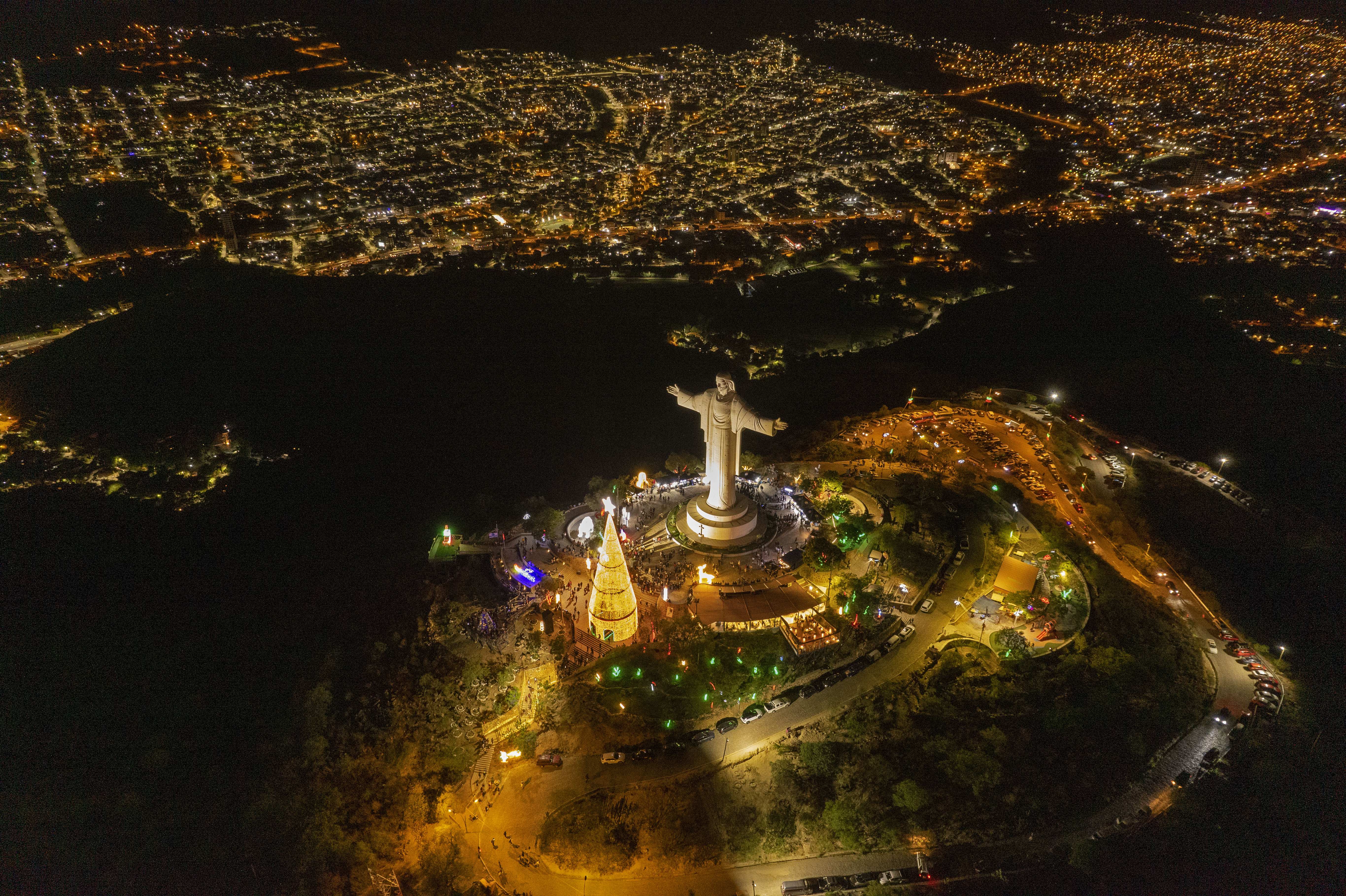 Bolivia enciende la Navidad en el Cristo de la Concordia, el más grande de Latinoamérica