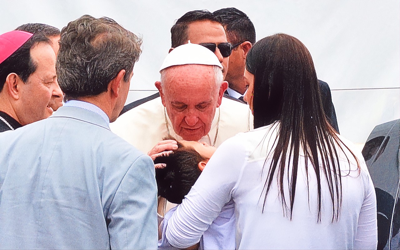 En su visita a Medellín, Paula Jaramillo consiguió que el papa Francisco bendijera a su hijo Santi.
