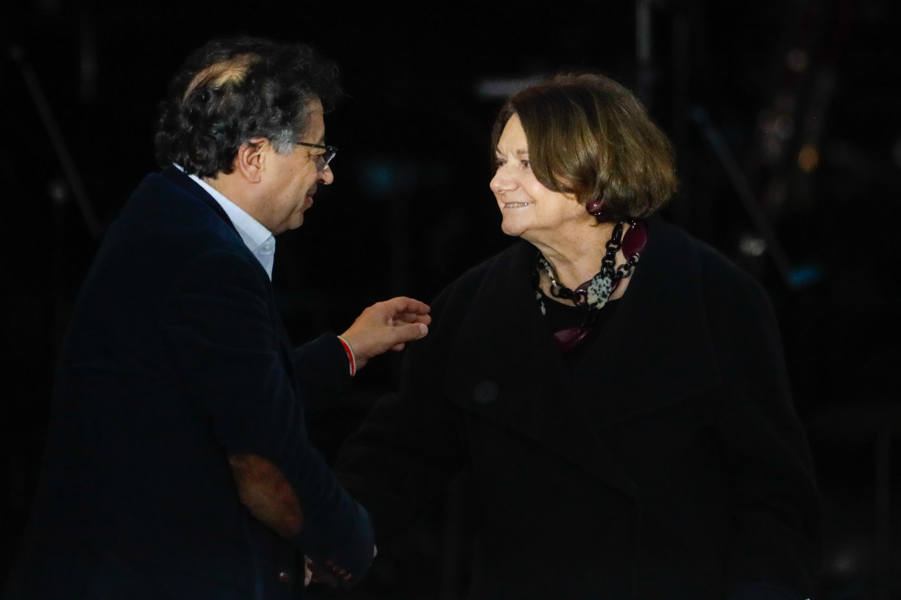 AME9988. BOGOTÁ (COLOMBIA), 21/11/2024.- La secretaria general adjunta de Asuntos Políticos y de Consolidación de la Paz de la ONU, Rosemary Dicarlo, saluda al presidente de Colombia, Gustavo Petro (i) durante la ceremonia de conmemoración del octavo aniversario de la firma de acuerdo de paz este jueves, en la plaza de Bolívar en Bogotá (Colombia). El Gobierno colombiano conmemoró el octavo aniversario del acuerdo de paz con la guerrilla de las FARC, un periodo en el que más de 430 exguerrilleros han sido asesinados, lo que constituye uno de los mayores obstáculos para la implementación del cese el fuego definitivo y la dejación de armas. EFE/ Carlos Ortega