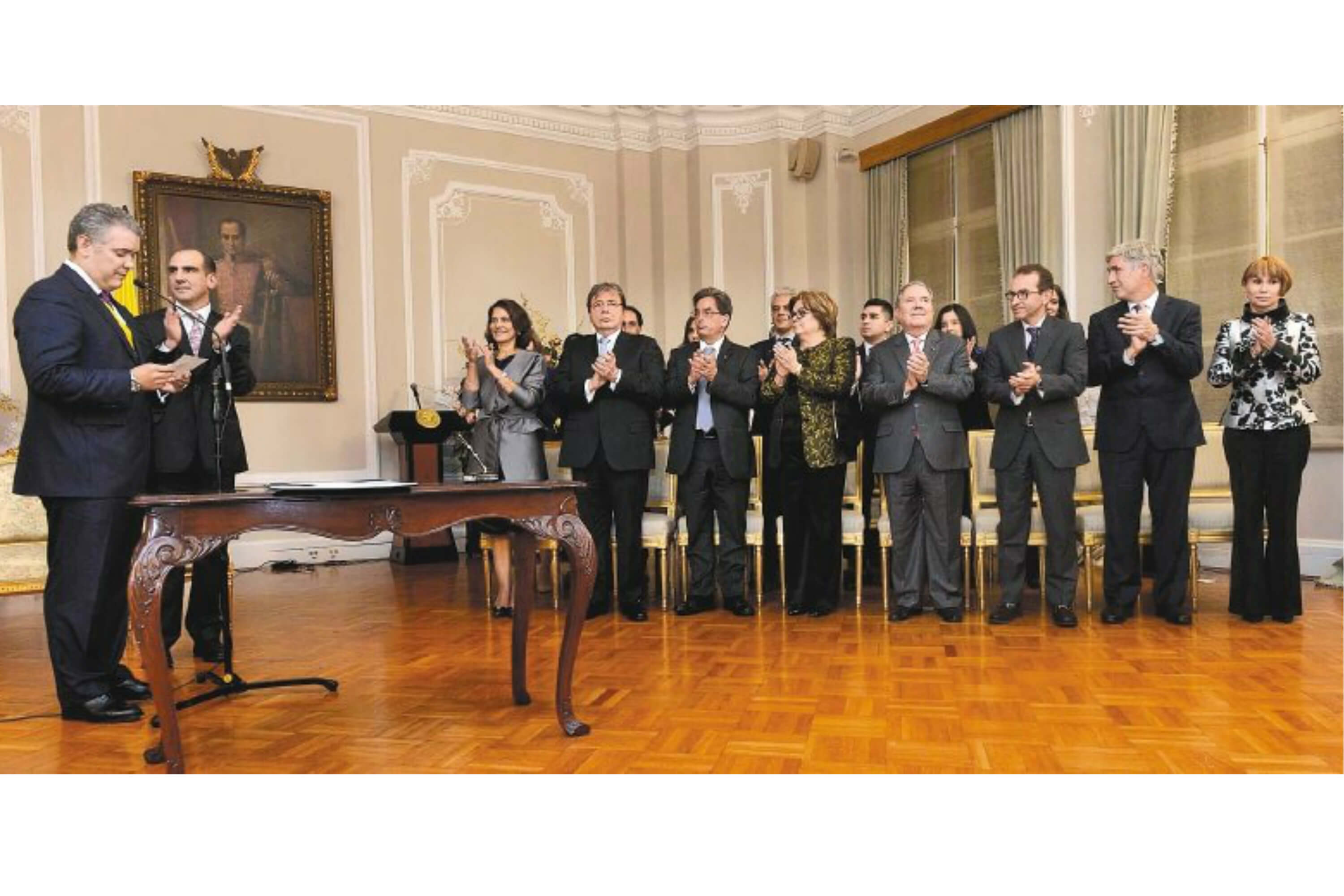 Un gabinete de mangueras pisadas