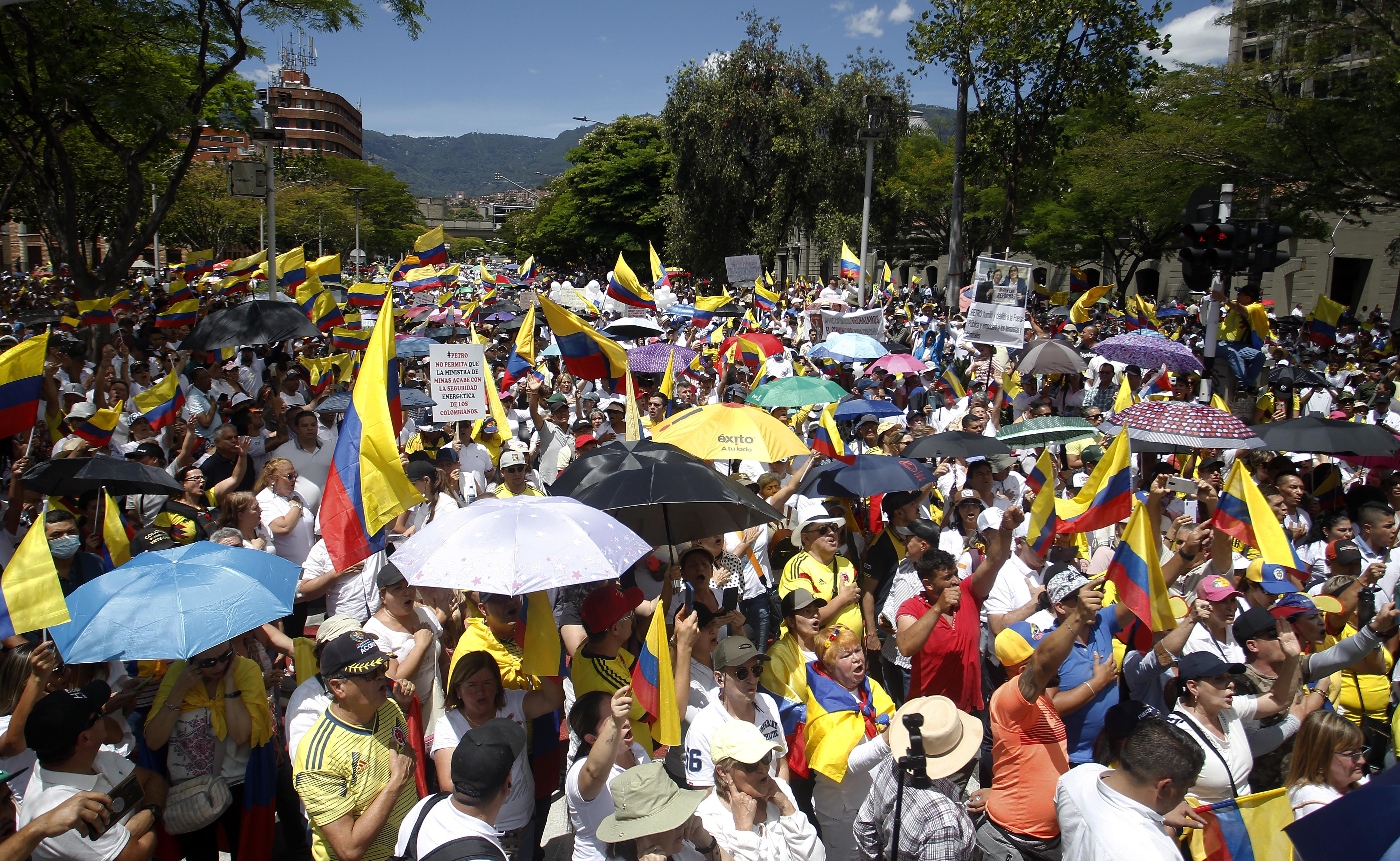 AME7783. BOGOTÁ (COLOMBIA), 20/06/2023.- Personas se manifiestan hoy en contra del Gobierno de Gustavo Petro, en Medellín (Colombia). La oposición colombiana se congregó este martes en las calles de las principales ciudades del país para protestar contra las reformas sociales que impulsa la administración del presidente Gustavo Petro, muy cuestionado en las últimas semanas por los escándalos en su Gobierno. EFE/Luis Eduardo Noriega A