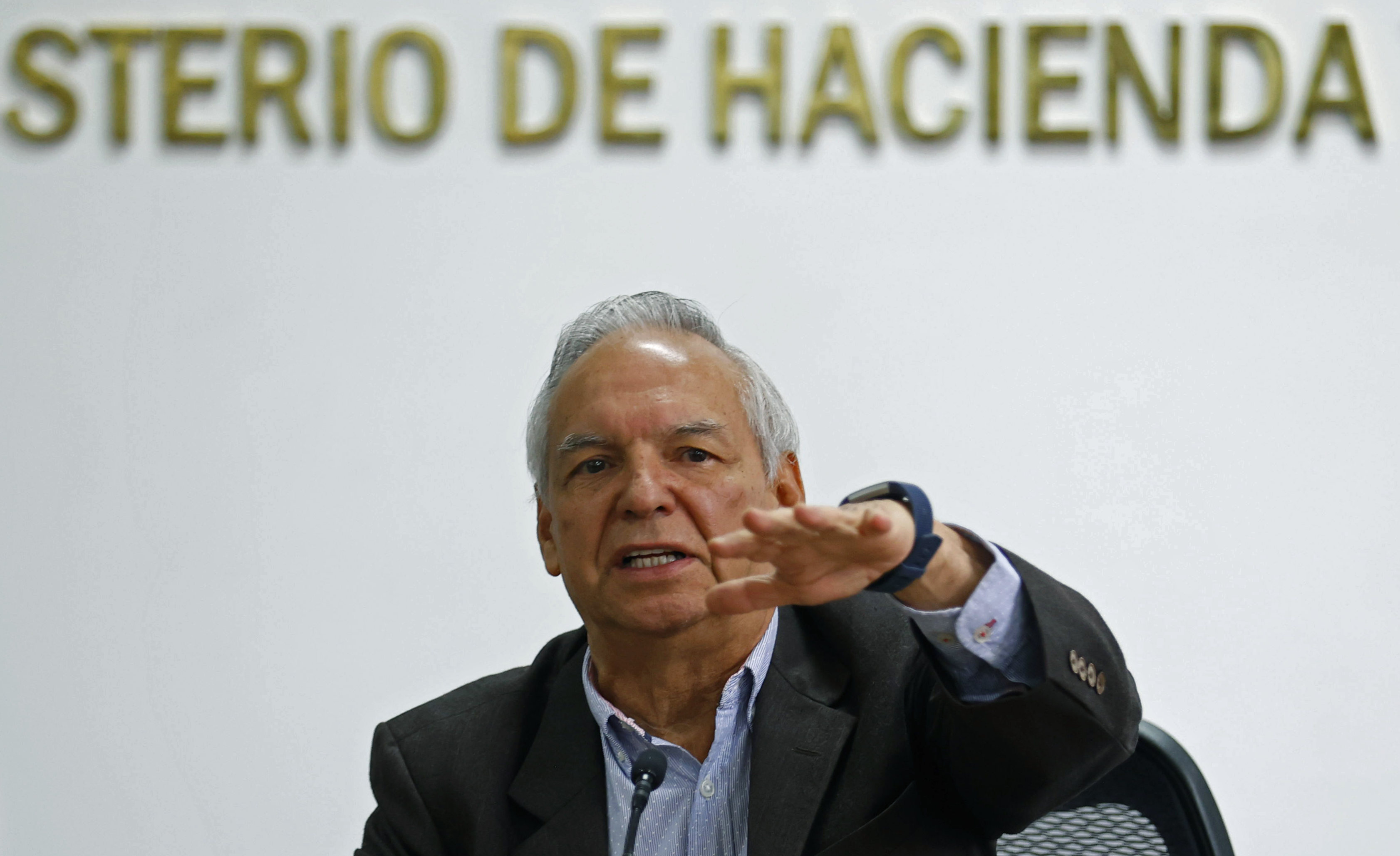 AME7454. BOGOTÁ (COLOMBIA), 05/05/2023.- El ministro de Hacienda y Crédito Público de Colombia, Ricardo Bonilla, habla durante una rueda de prensa hoy, en el Ministerio de Hacienda en Bogotá (Colombia). Bonilla, quien fue secretario de Hacienda del presidente Gustavo Petro cuando fue alcalde de Bogotá, fue designado como el encargado de la cartera de Hacienda en Colombia en reemplazo de José Antonio Ocampo, que salió del cargo tras los cambios dentro del Gabinete que efectuó Petro a finales de abril, cuando solicitó la renuncia protocolaria de todos sus ministros. EFE/ Mauricio Dueñas Castañeda