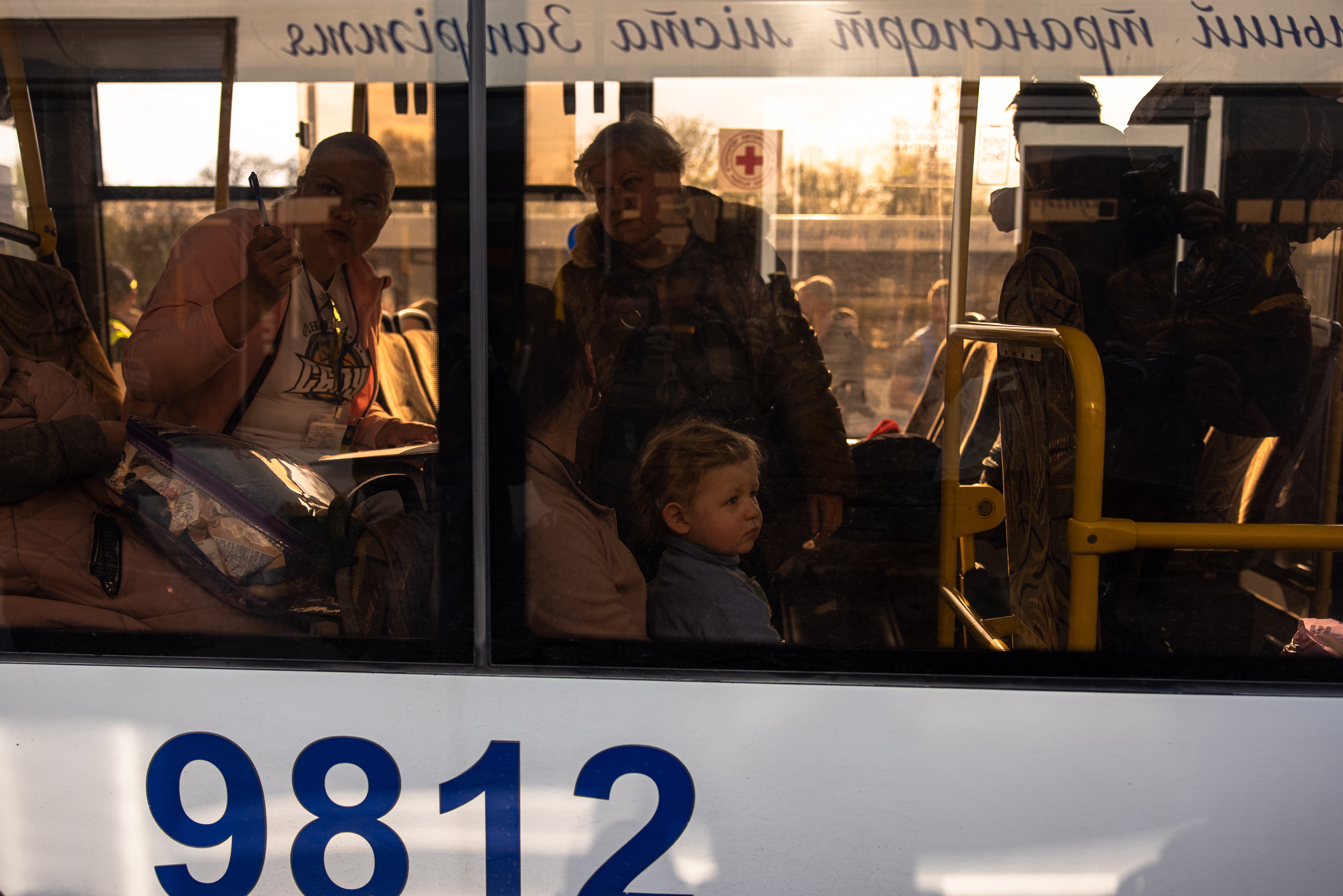 Continúan los combates en Azovstal, mientras los civiles buscan salir de Mariúpol