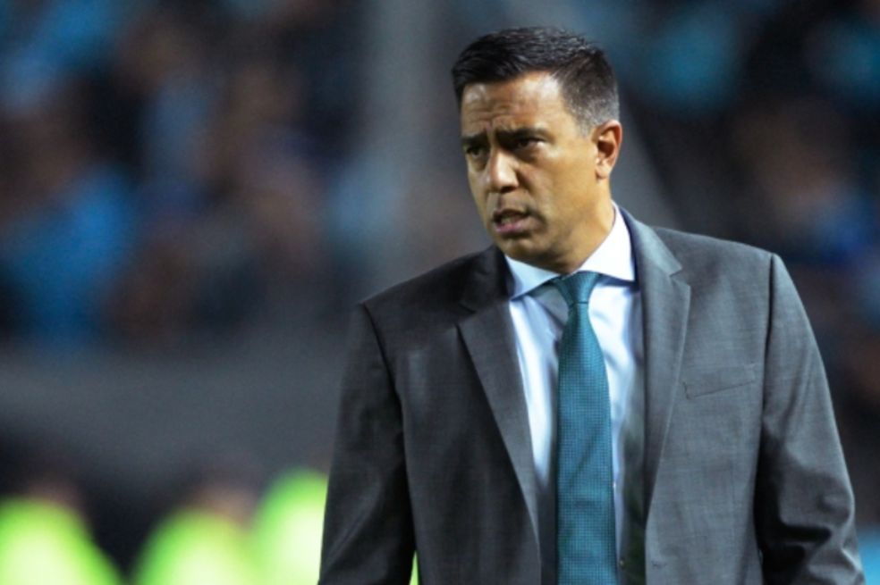 Oficial: César Farías aterriza en Colombia, tras escandalosa salida de Ecuador