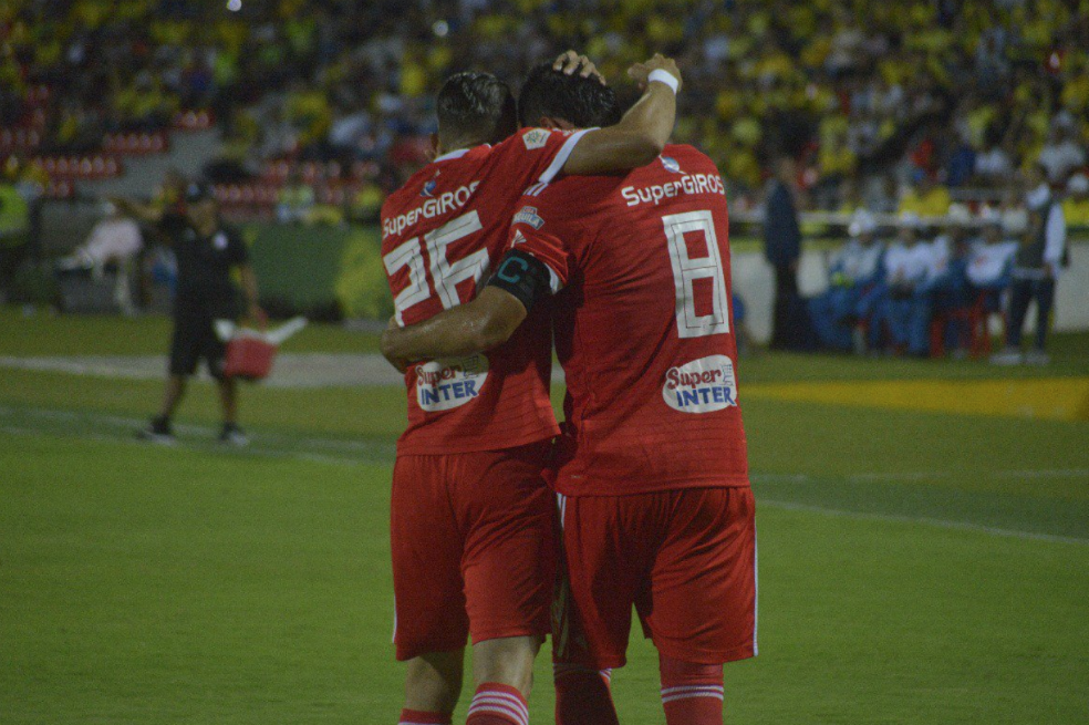 El «Pecoso enderezó el camino del América: venció 3-2 al Bucaramanga