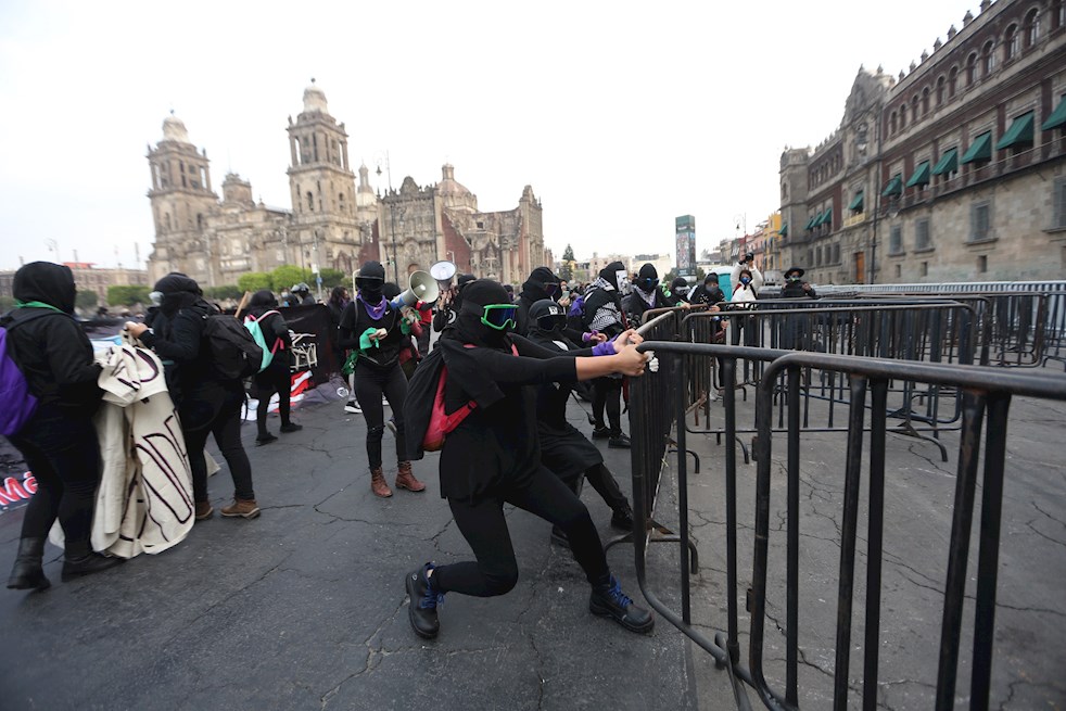 La policía disolvió la protesta, tras lo cual las mujeres se trasladaron a la sede de la alcaldía Cuauhtémoc. Salgado, un controvertido político de 63 años, había resultado ganador en una encuesta para definir al candidato de Morena al gobierno del estado de Guerrero (sur).