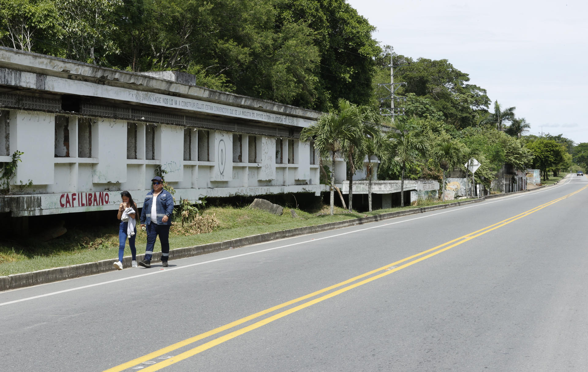 AME8674. ARMERO (COLOMBIA), 13/11/2025.- Fotografía fechada el 5 de noviembre de 2025 que muestra a personas caminando por una calle en Armero (Colombia). Con un minuto de silencio en memoria de los más de 23.000 muertos que dejó el 13 de noviembre de 1985 la avalancha causada por la erupción del volcán Nevado del Ruiz que destruyó Armero, sumado a pedidos de perdón, esa localidad colombiana conmemoró este jueves el 40 aniversario de la mayor tragedia natural del país. EFE/ Mauricio Dueñas Castañeda