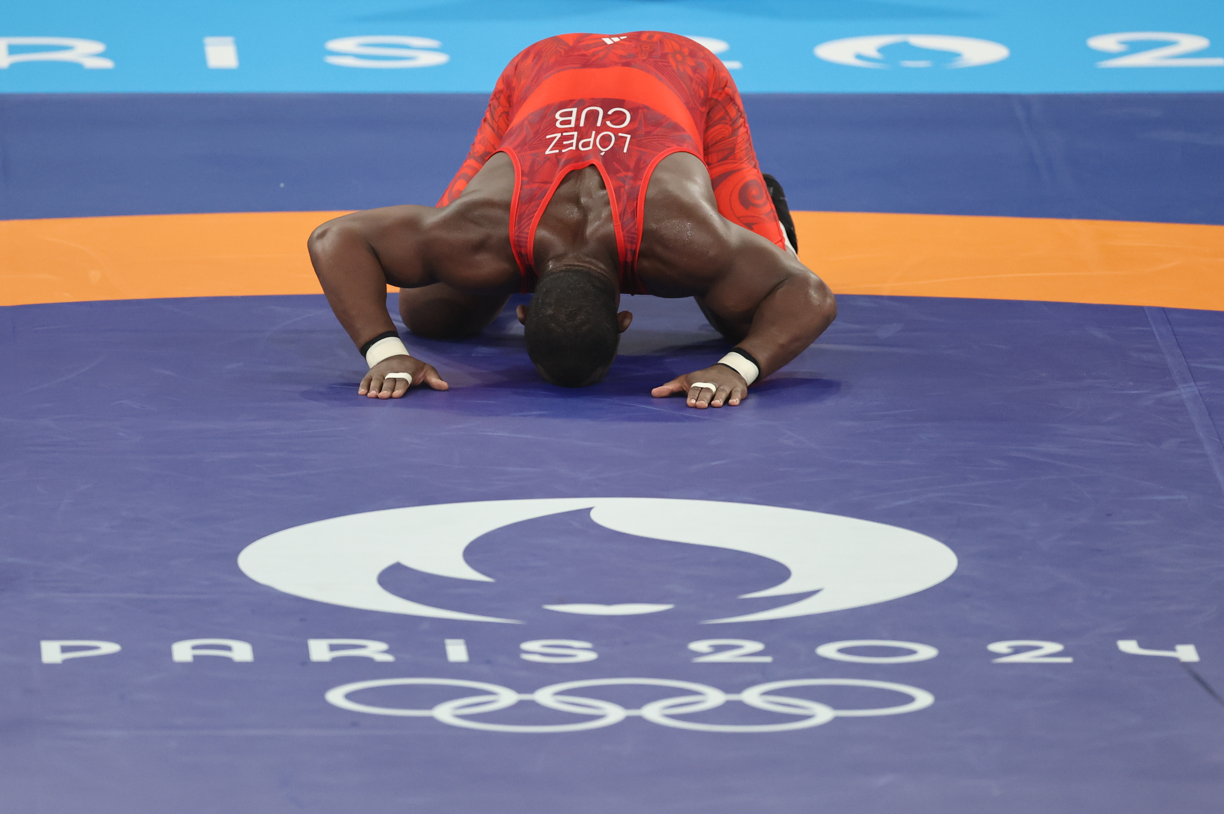 PARÍS, 06/08/2024.- El luchador cubano Mijain López celebra la victoria ante el luchador chileno Yasmani Acosta en la final de Lucha Grecorromana, 130 kg masculino, de los Juegos Olímpicos París 2024, en la capital gala. EFE/ Miguel Gutiérrez