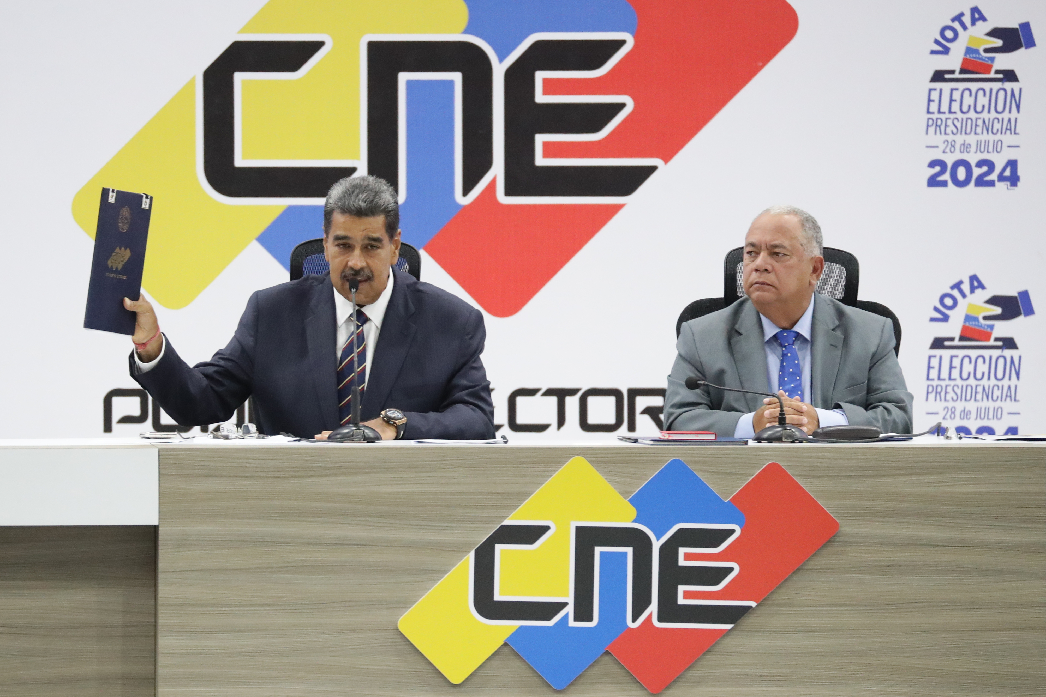 AME6203. CARACAS (VENEZUELA), 29/07/2024.- El presidente de Venezuela, Nicolás Maduro (i), habla junto al presidente de Consejo Nacional Electoral (CNE), Elvis Amoroso, este lunes, durante la entrega del acta de juramentación del presidente electo, en Caracas (Venezuela). EFE/ Ronald Peña R.