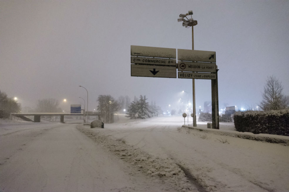 Nevadas provocan caos en los transportes de la región de París