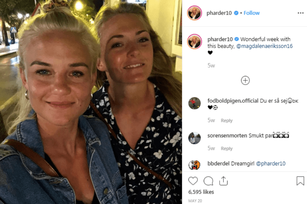 Las futbolistas Eriksson y Harder celebran con un beso la clasificación de Suecia