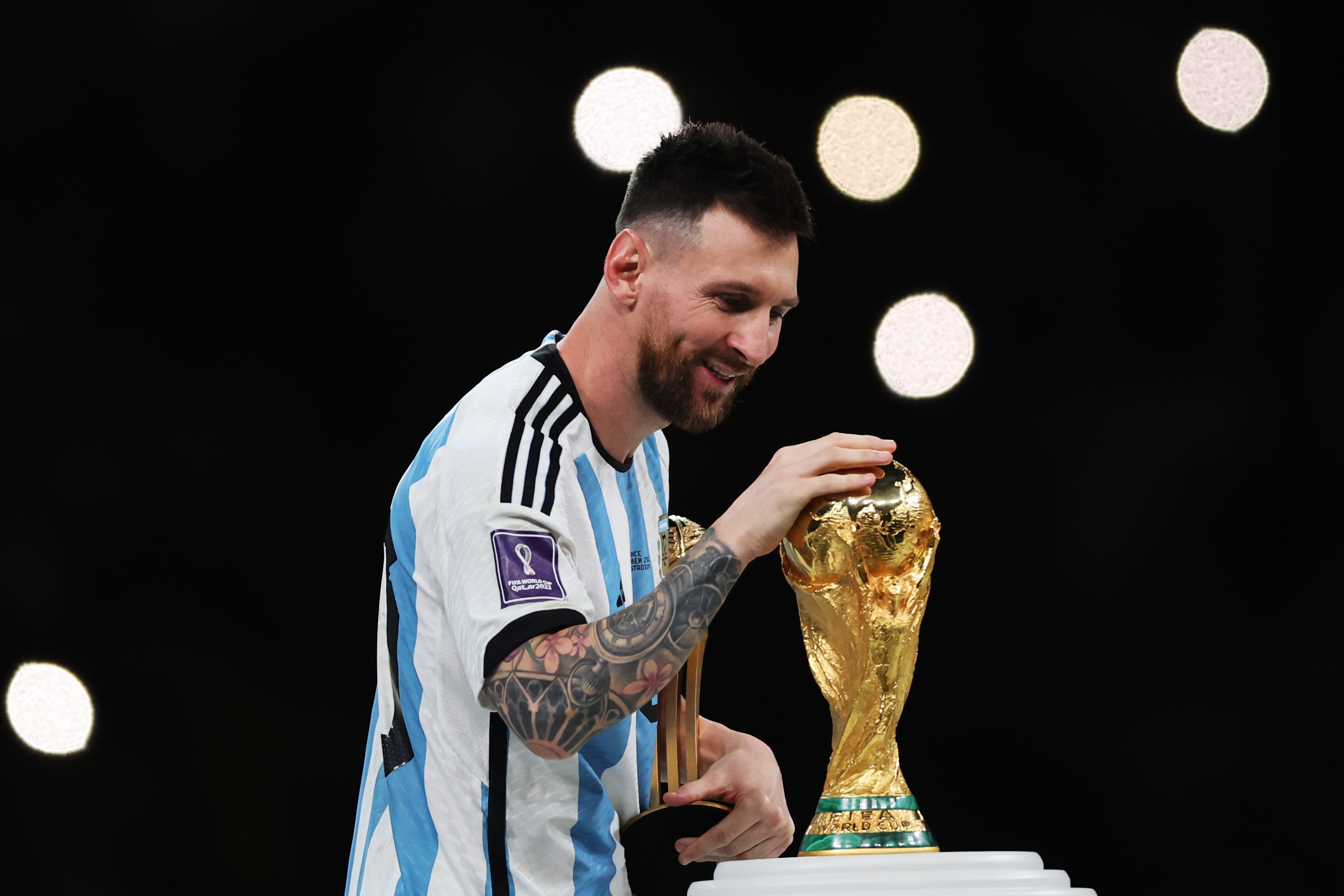¿Cuánto pesa, de qué está hecha y cuánto vale la Copa Mundo de Lionel Messi?