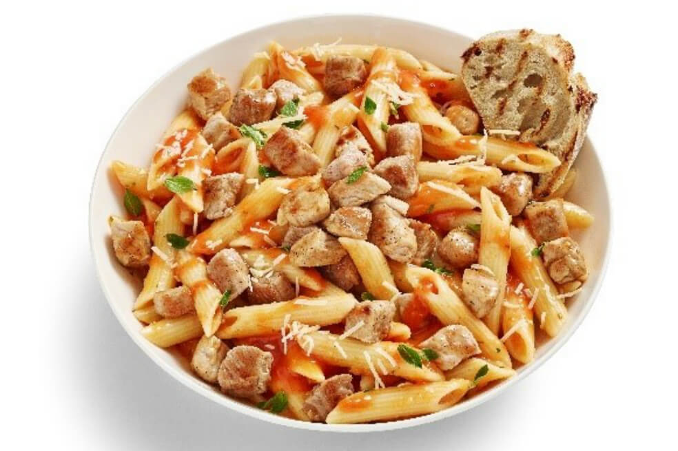Así se prepara una deliciosa pasta corta con pierna de cerdo en salsa cremosa
