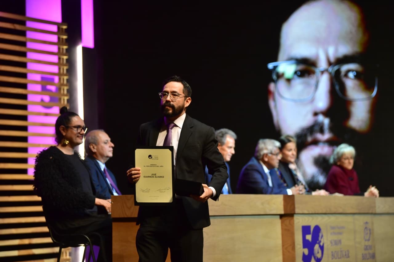 José Guarnizo, director de "Vorágine", fue galardonado con el premio al Periodista del año por su lucha constante por el periodismo independiente.
