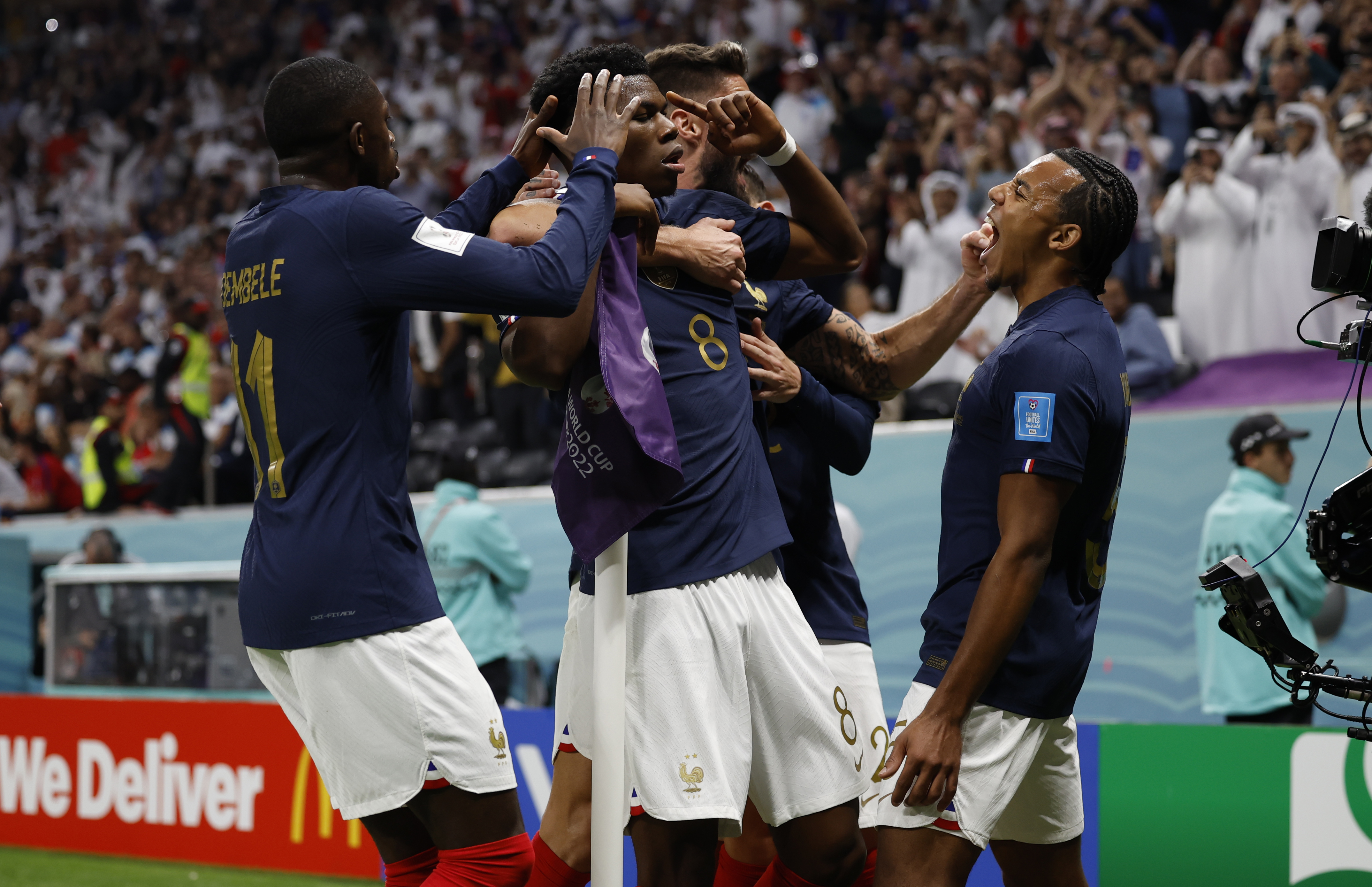 . JOR (CATAR), 10/12/2022.- Jugadores de Francia celebran un gol hoy, en un partido de los cuartos de final del Mundial de Fútbol Qatar 2022 entre Inglaterra y Francia en el estadio Al Bait en Jor (Catar). EFE/ Alberto Estevez