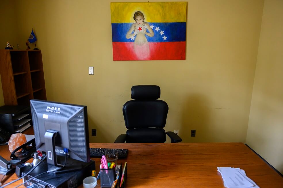 Activistas bloquean embajada de Venezuela en EE.UU. frente a llegada de delegación de Guaidó