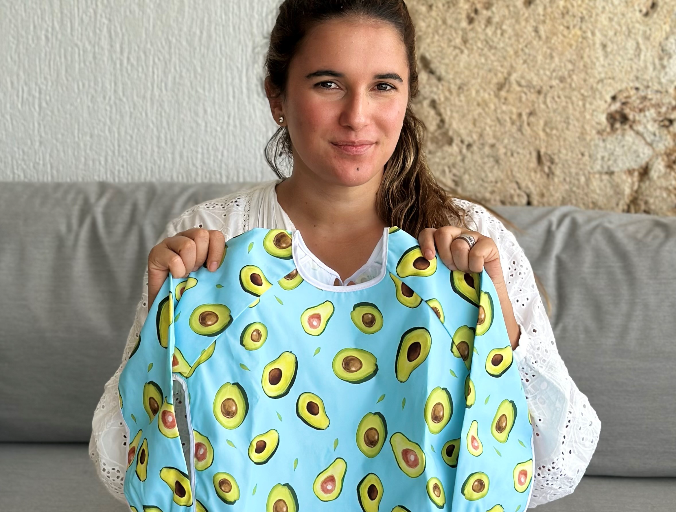 La empresa que crea y diseña baberos en tela impermeable amigable con el planeta