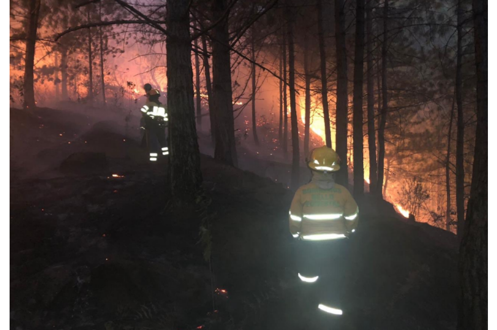 Autoridades atienden incendio forestal en Bello, Antioquia