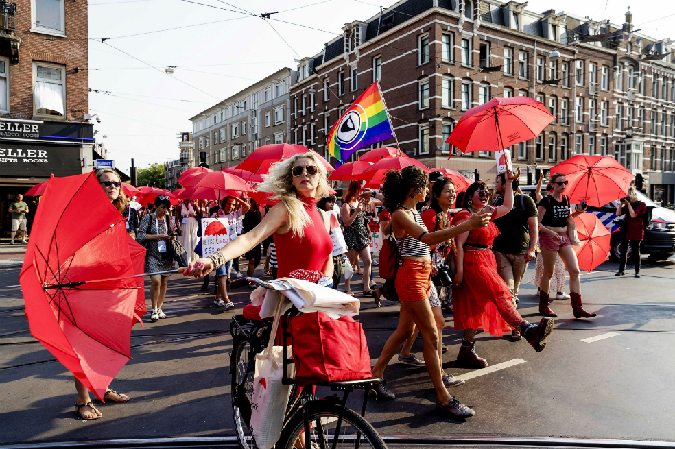 Cientos de trabajadores sexuales de más de 36 países marchan en demanda de una legislación a nivel mundial que proteja sus vidas en Amsterdam, Holanda / AFP