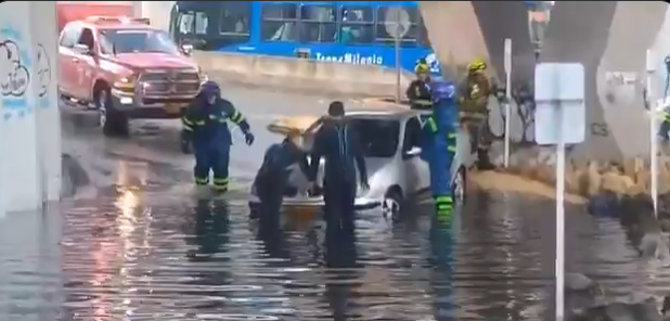 Lluvias en Bogotá dejan inundaciones, granizo y un carro atrapado en deprimido de la 94