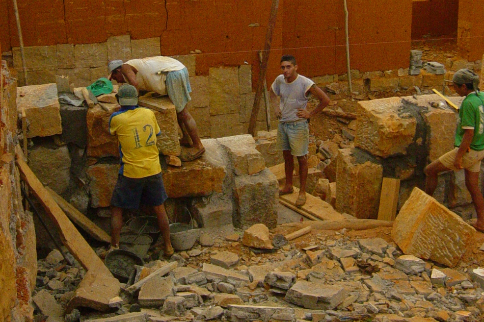Elaboración de una casa en tapia pisada en Barichara.CortesíaEl método es el siguiente: estos dos maderos se ubican encima de una hilera de piedras (las bases de la casa), se rellenan con tierra, que es sacada casi siempre del mismo lugar donde se construye, y se comienza un pisado de la tierra que compacta los terrones. El tiempo de elaboración puede variar entre las ocho horas para formar cuatro terrones o cuadros.