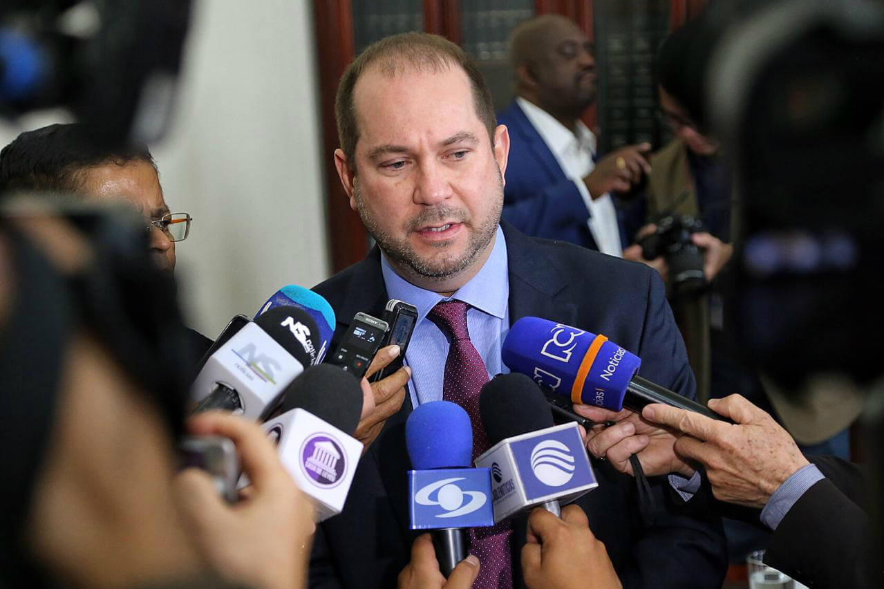 Presidente del Senado se va contra los ministros de Duque