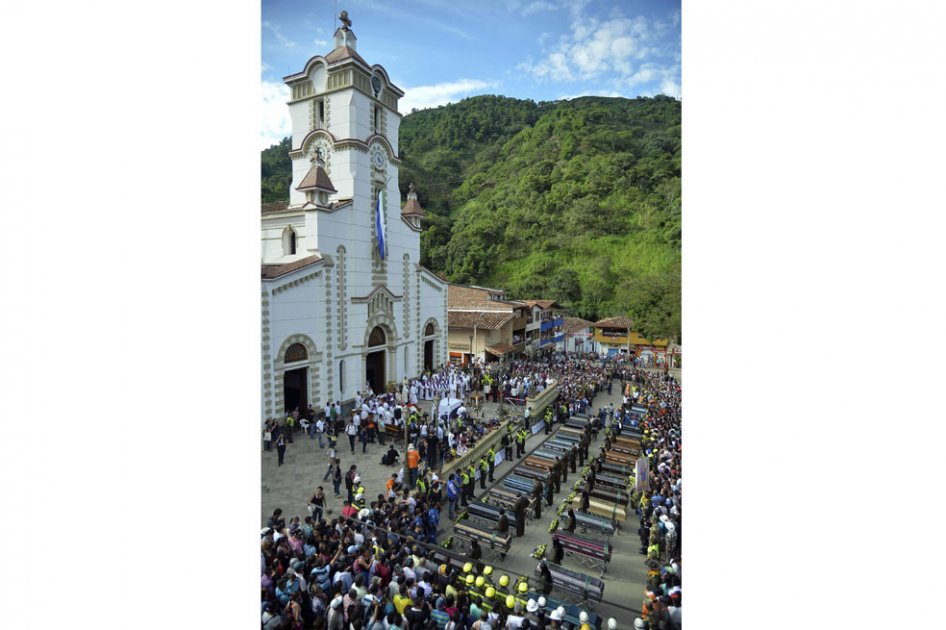 Con ceremonia colectiva fueron sepultados 16 víctimas de Salgar