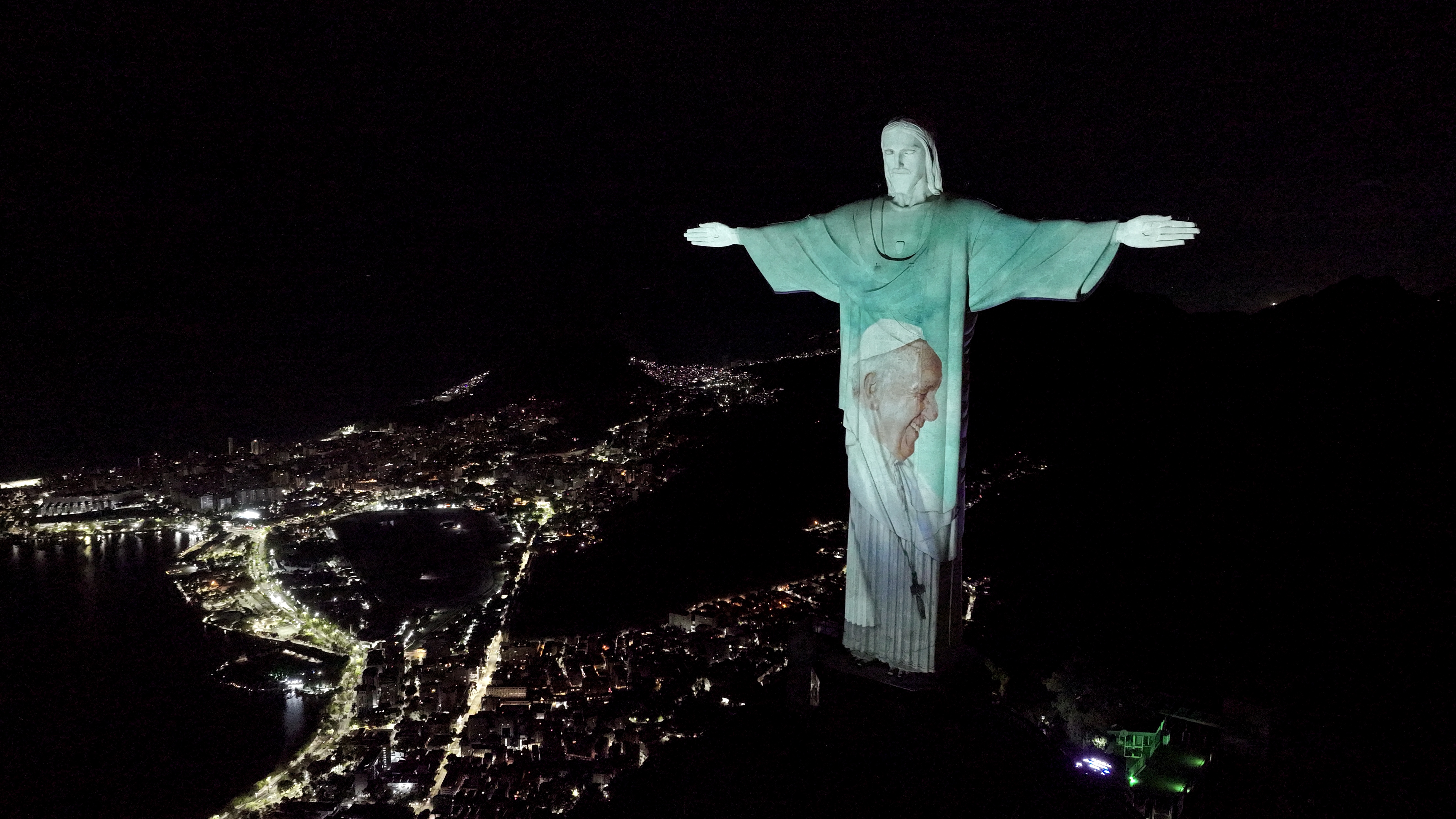 AME4447. RÍO DE JANEIRO (BRASIL), 27/02/2025.- Fotografía cedida por la App Hallow del monumento del Cristo Redendor iluminado con una imagen del papa Francisco para pedir por la salud del sumo pontífice este jueves, en Río de Janeiro (Brasil). EFE/ App Hallow / SOLO USO EDITORIAL/ SOLO DISPONIBLE PARA ILUSTRAR LA NOTICIA QUE ACOMPAÑA (CRÉDITO OBLIGATORIO)