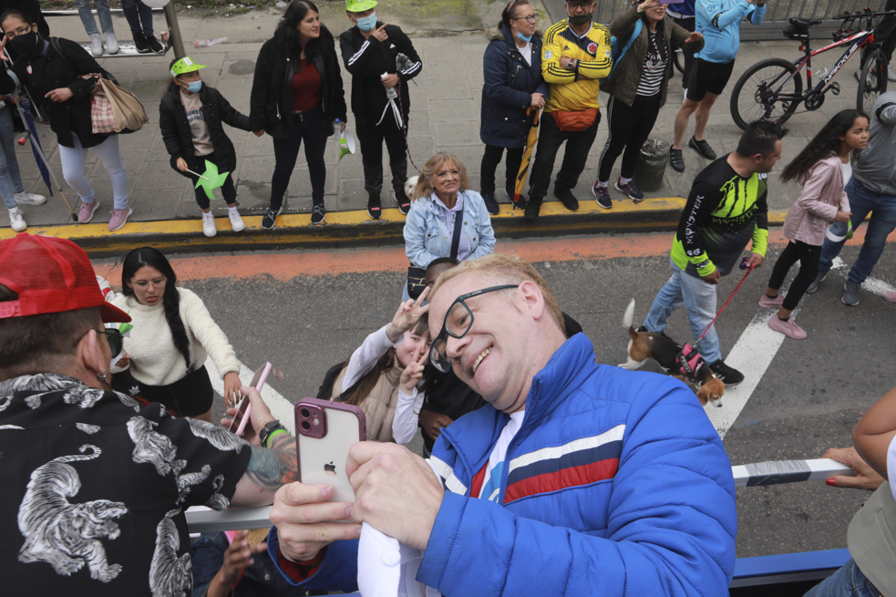 Caminata Por la Solidaridad Carroza caracol
Este Domingo 9 de Octubre el Canal caracol se solidarizó con la caminata por la solidaridad 2022, varios de sus talentos compartieron por varias horas con los transeúntes del recorrido que por tantos años se solidariza con los más necesitados.