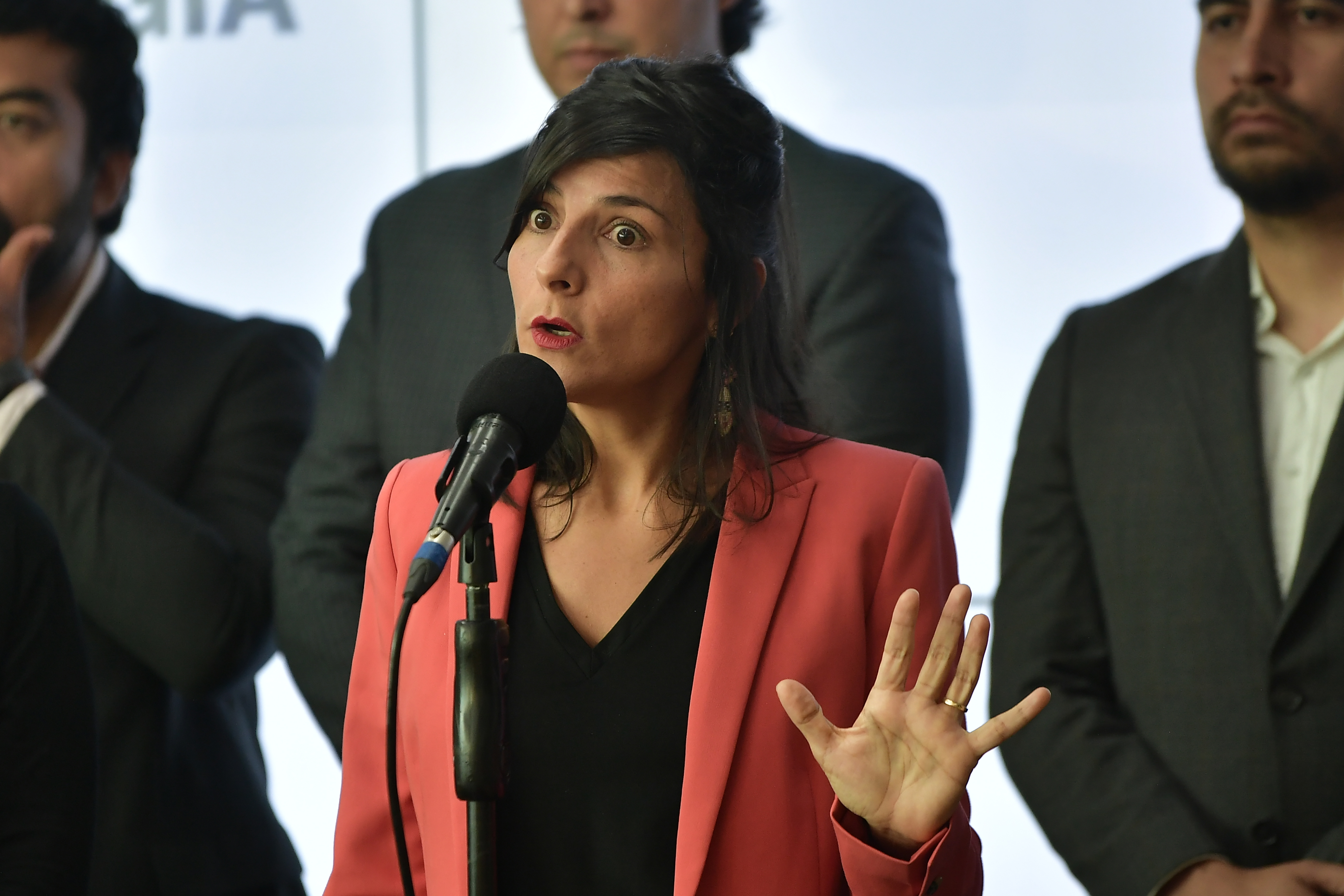 MinMinas responde por millonario contrato de su esposo: “no hay ninguna irregularidad”