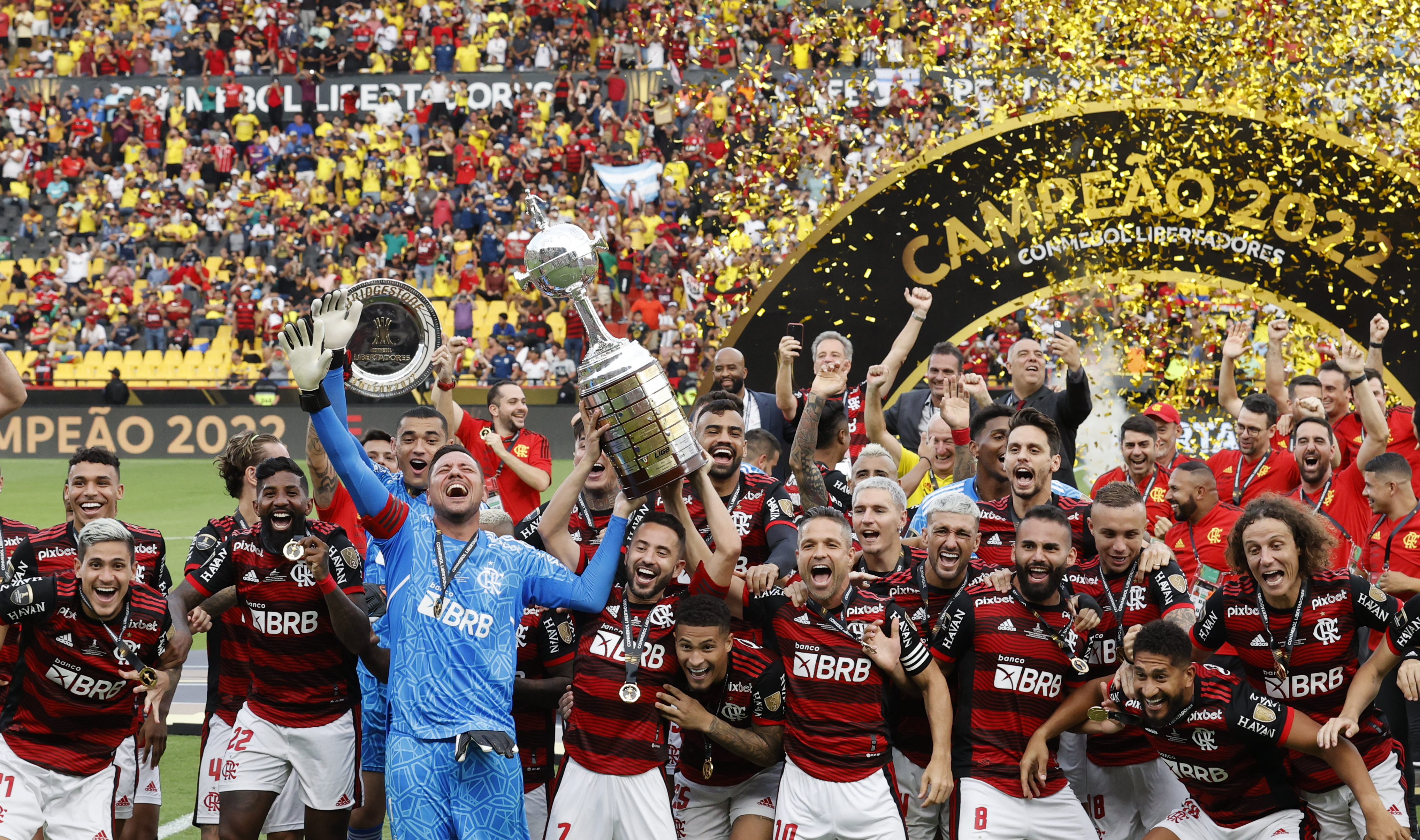 AMDEP9109. GUAYAQUIL (ECUADOR), 01/31/2022.- Jugadores de Flamengo celebran con el trofeo al ganar hoy, la Copa Libertadores ante Athletico Paranaense en el estadio Monumental Isidro Romero en Guayaquil (Ecuador). De norte a sur América vivió un mes de octubre intenso marcado por el comienzo de la NBA, el desarrollo en Asunción de los Juegos Suramericanos, las definiciones de la Copa Libertadores y la Sudamericana y el comienzo del fin para las temporadas de las Grandes Ligas y la Fórmula Uno.EFE/Mauricio Dueñas Castañeda