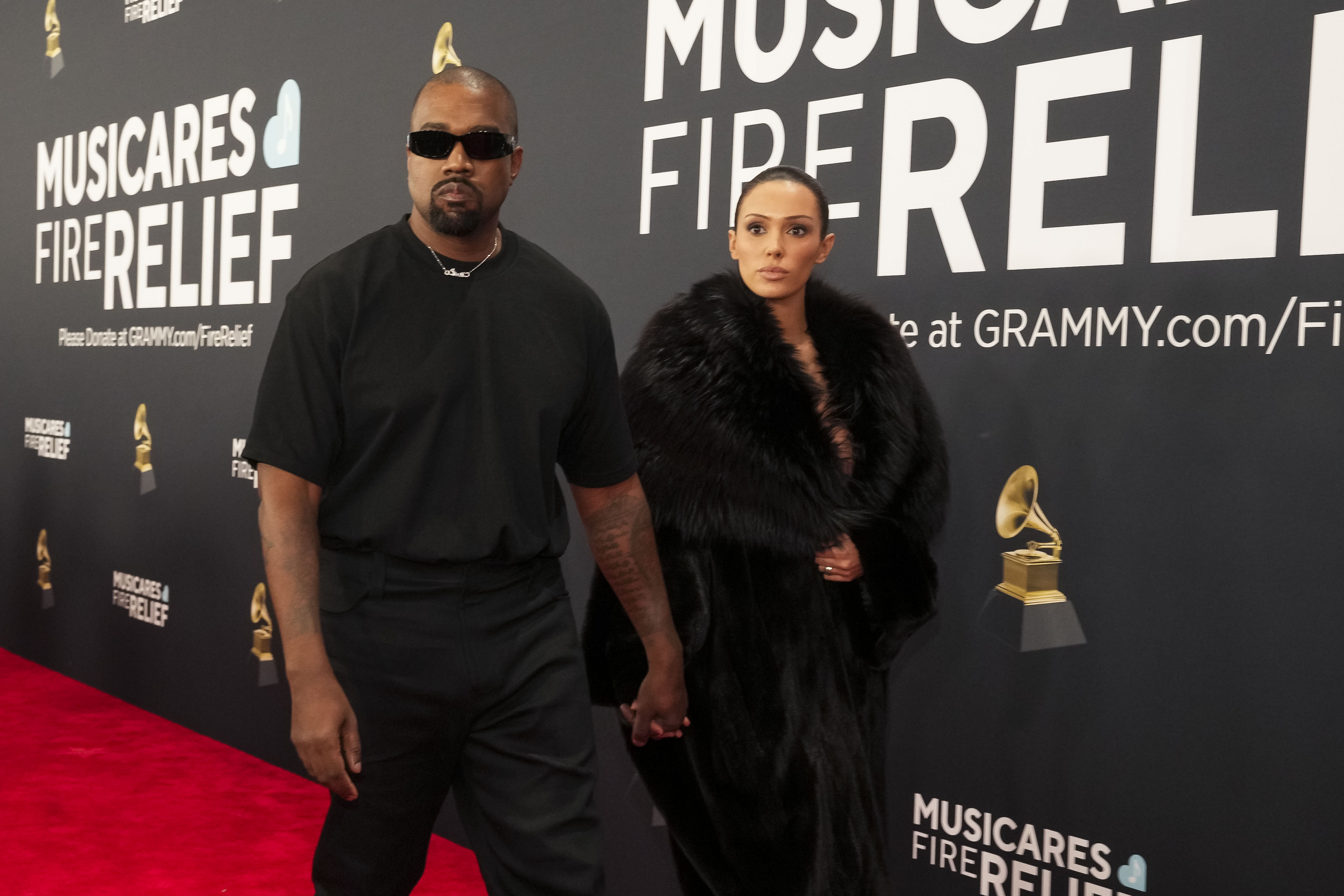 Kanye West y Bianca Censori, su esposa, habrían sido expulsados de los Grammys