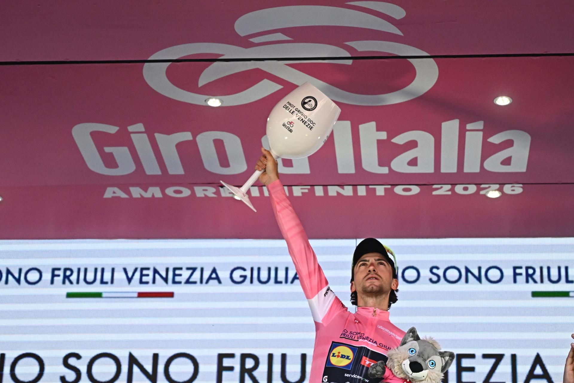 COSENZA (Italy), 12/05/2026.- Italian rider Giulio Ciccone of Lidl Trek team retains the overall leader's pink jersey on the podium after the 4th stage of the Giro d'Italia cycling tour over 138km from Catanzaro to Cosenza, Italy, 12 May 2026. (Ciclismo, Italia) EFE/EPA/LUCA ZENNARO
