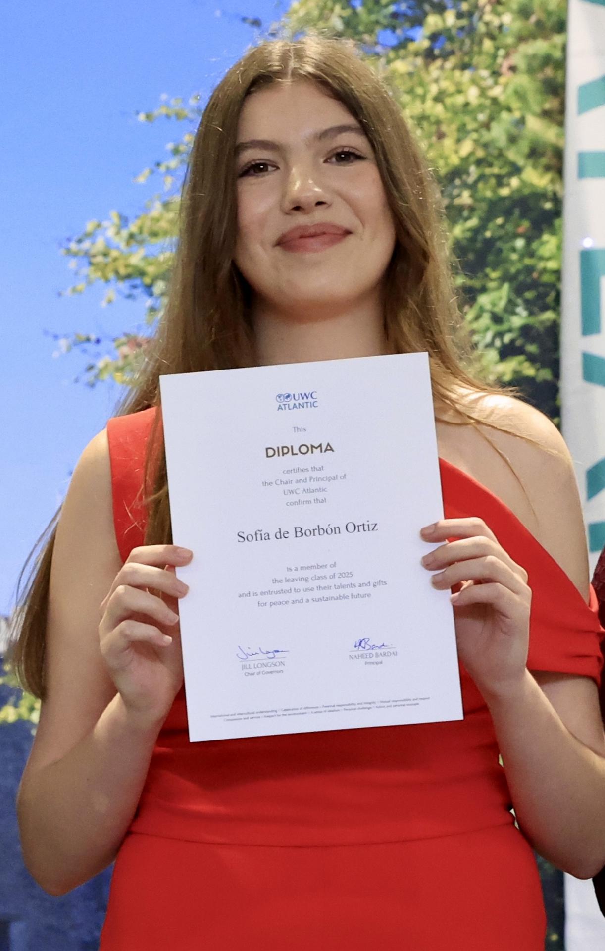 Llantwit Major (United Kingdom), 24/05/2025.- A handout photo made available by the Spanish Royal Household (Casa de Su Majestad el Rey) shows Spain's Infanta Sofia posing with her diploma during her graduation ceremony at the UWC Atlantic College, in Llantwit Major, Wales, Britain, 24 May 2025. Infanta Sofia began an International Baccalaureate at the UWC Atlantic College in Wales in 2023. (España, Reino Unido) EFE/EPA/FRANCISCO GOMEZ/ SPANISH ROYAL HOUSEHOLD HANDOUT HANDOUT EDITORIAL USE ONLY/NO SALES