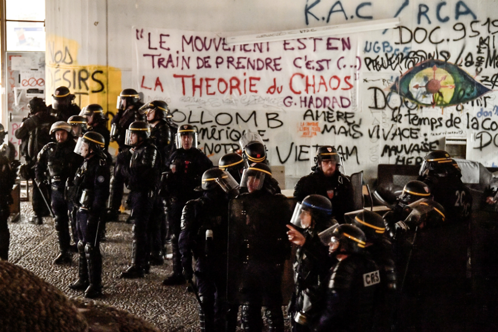 Policía francesa evacúa universidad de París ocupada por estudiantes