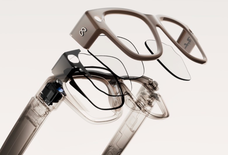 Meta presenta oficialmente sus gafas inteligentes y pulsera de control en la mano