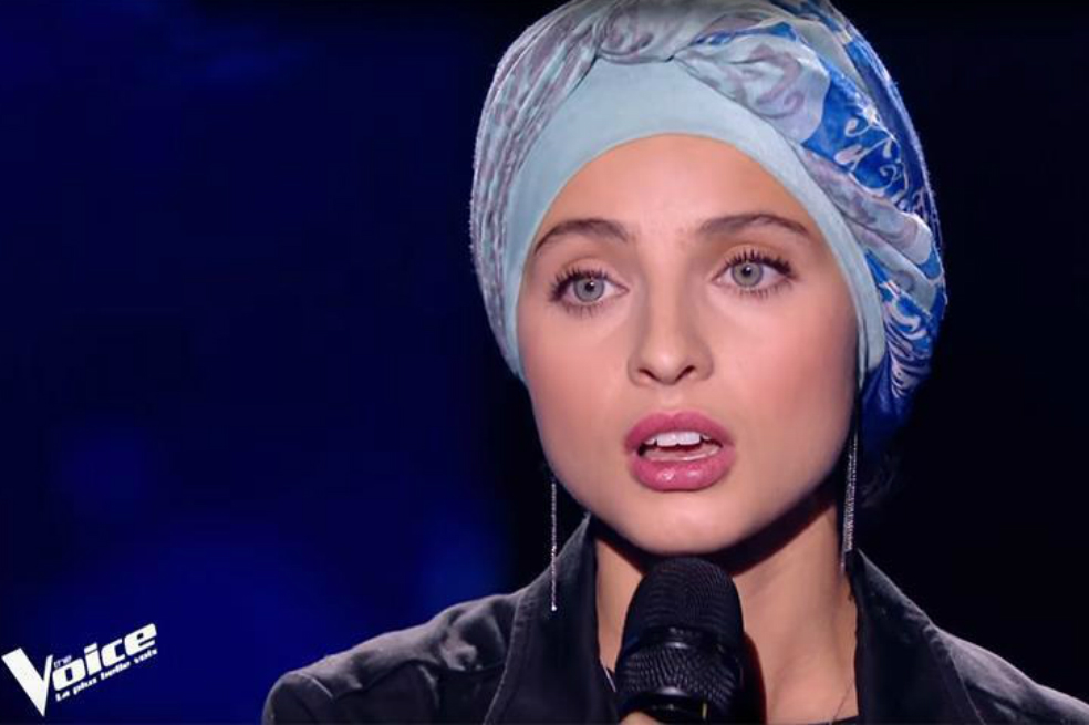 La mujer que tuvo que retirarse de "La Voz Francia" por ataques islamofóbicos