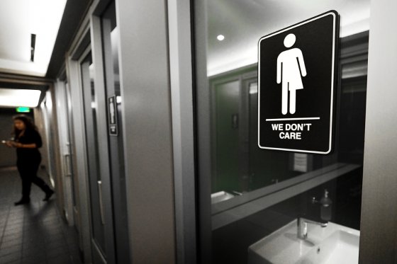 Ponen freno en EE.UU. a que estudiantes transgénero usen baño que prefieran