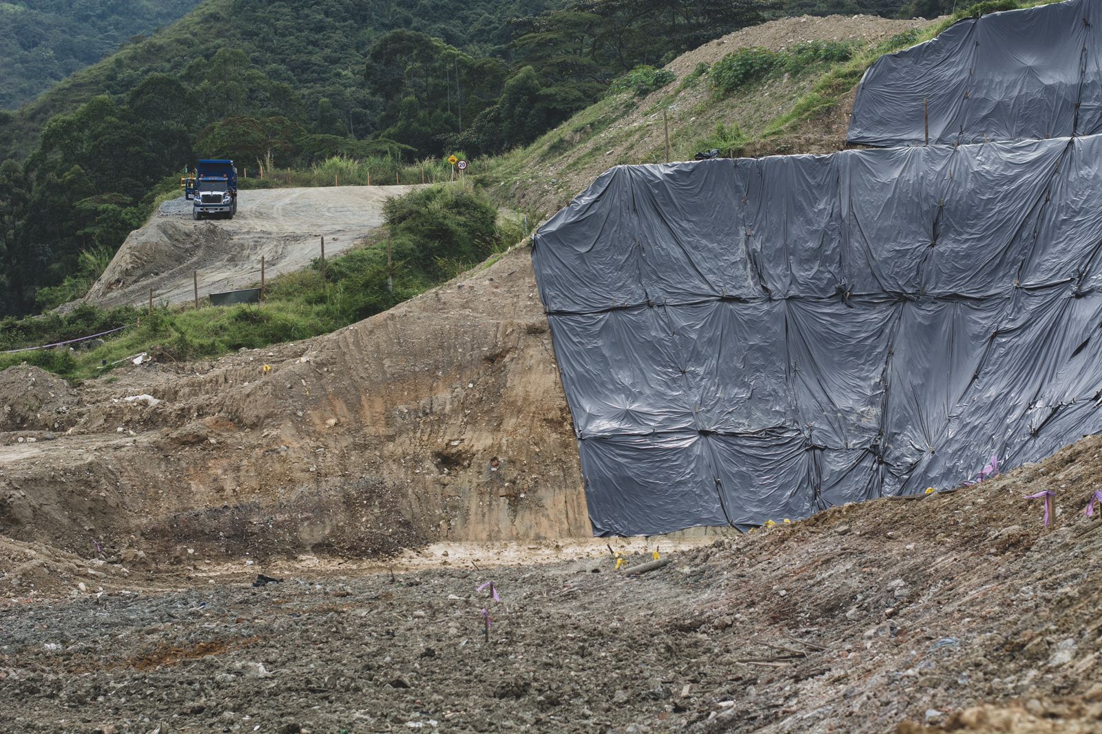 Lo que la JEP ha constatado es que los bloques paramilitares Cacique Nutibara y Héroes de Granada usaron esta zona para ocultar sus crímenes, en medio de un contexto de “limpieza social” en la Comuna 13 de Medellín.