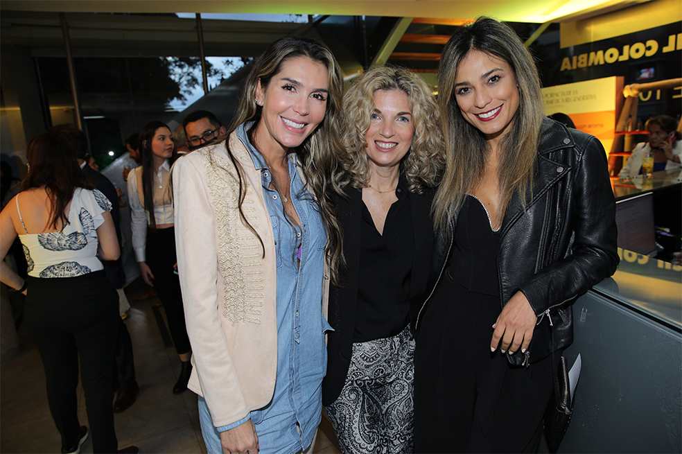 Pilar Schmitt y Flavia Dos Santos en una fiesta de 15 años con temática amazónica.
